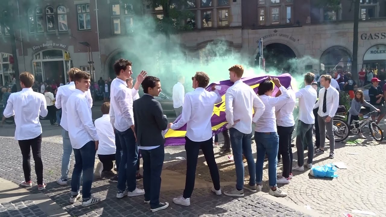 Zomervakantie is voorbij: studenten en studentes verzamelen zich onder gezang op de Dam / Amsterdam