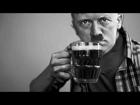 Адольф Гитлер поёт песню Was Wollen wir trinken