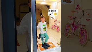 Babasının Kocaman Ayakkabılarını Giymiş Koridorda Yürüyor Az Daha Düşecekti Merdivenden Çıkar Hadi