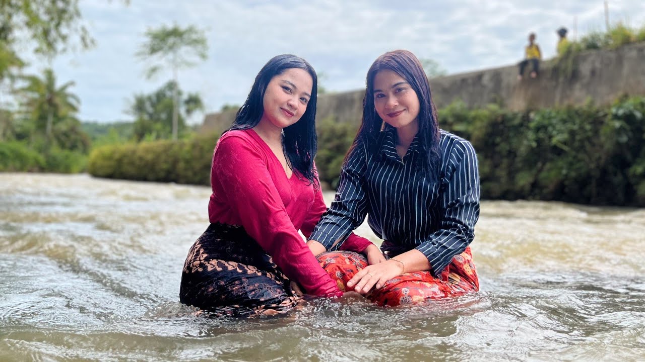 Bikin Betah Mata Memandang, Ngintip Neng Intan Janda Desa Cantik Mandi Bareng Di Sungai