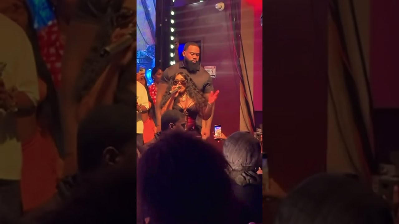 Lil Kim Performs Crush On You Live In The Bronx 6 22 25