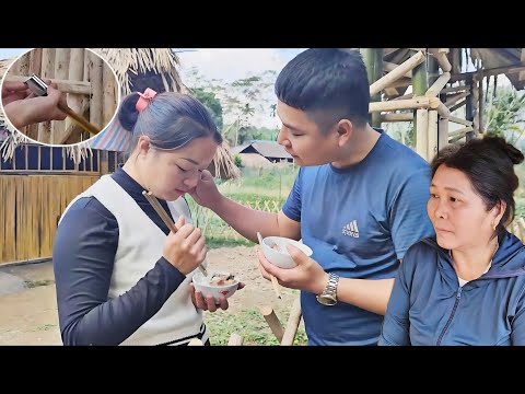 Chuc Visited Hang But Had To Eat Outside The Gate Because Her Mother Wouldn T Let Chuc In