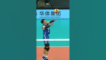 This set to the middle blocker is just crazy 🤯 #epicvolleyball #volleyballworld #volleyball