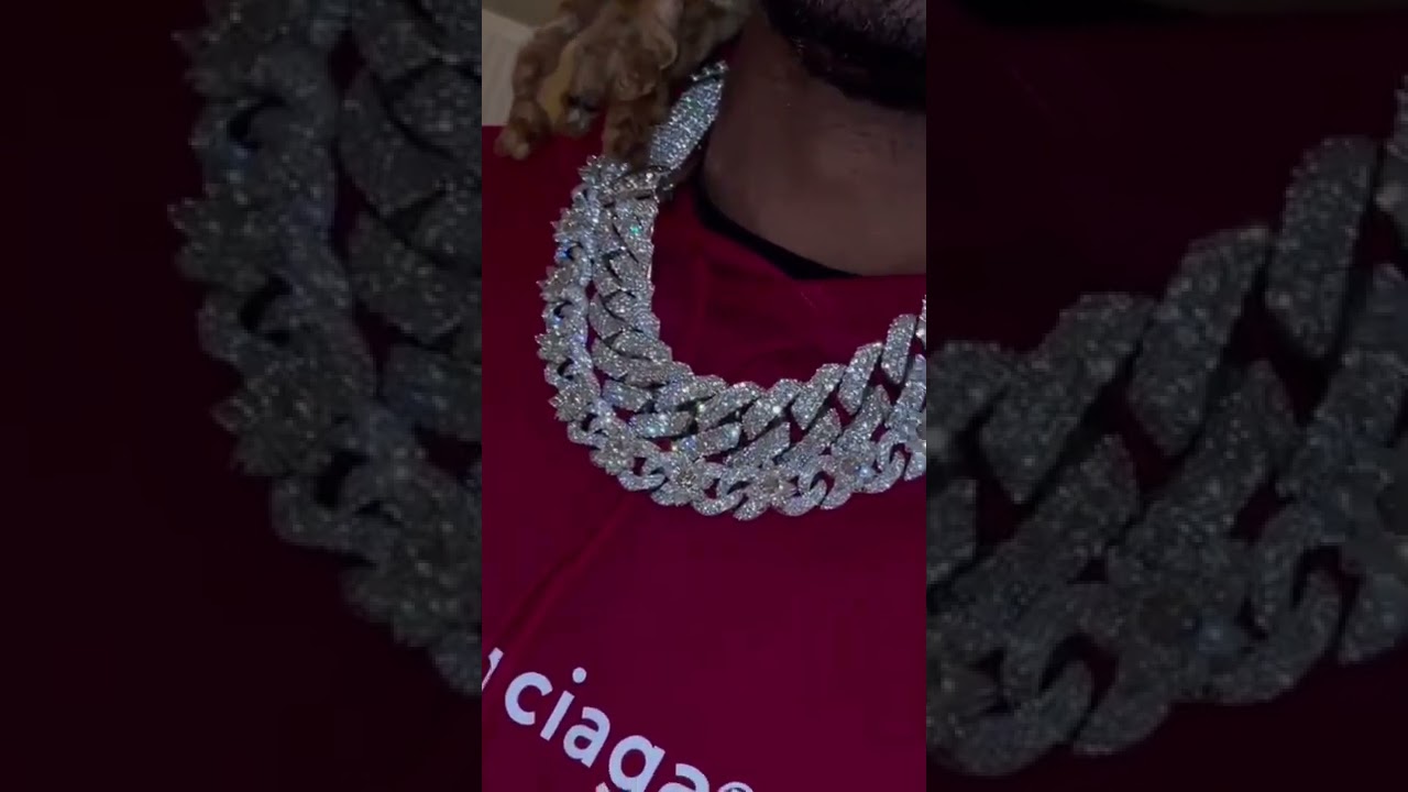 Future shows off his jewelry by Eliantte 💎
