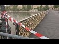 Un grillage du pont des arts cde sous le poids des cadenas damour  0906