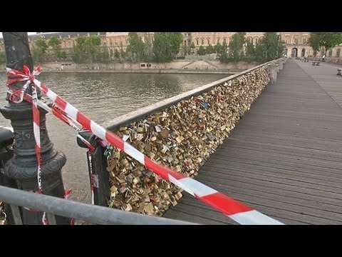 Un Grillage Du Pont Des Arts Cede Sous Le Poids Des Cadenas D Amour 09 06 Youtube