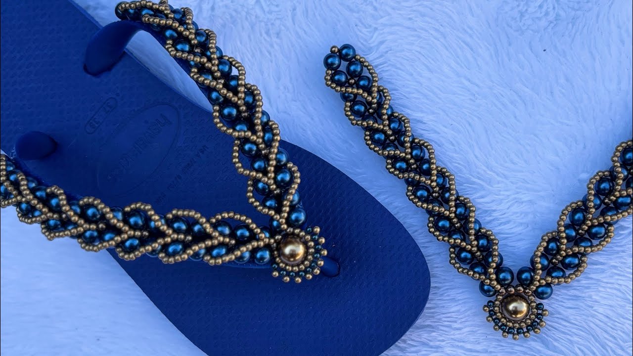 Chinelo decorado com pérolas