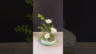 Elegant Trio: Three White Roses in a Low Bowl Vase Arrangement #diy #freshflowerarrangement