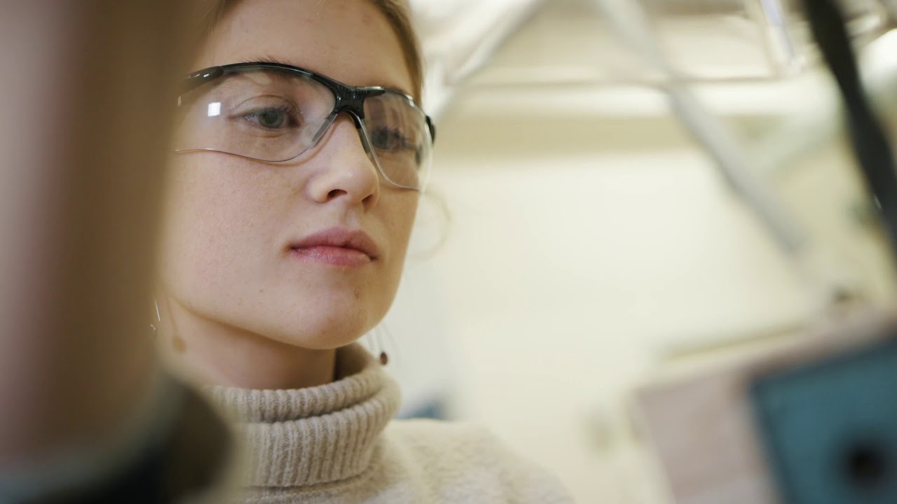 Laura læser turbokursus på AAU Adgangskursus for at opfylde adgangskravene til sin drømmeuddannelse.