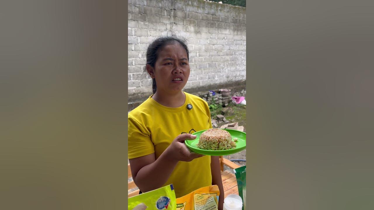 Makan nasi goreng pakai telor.