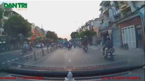 Camera hành trình ghi lại cảnh hai tên cướp giật táo tợn trên phố