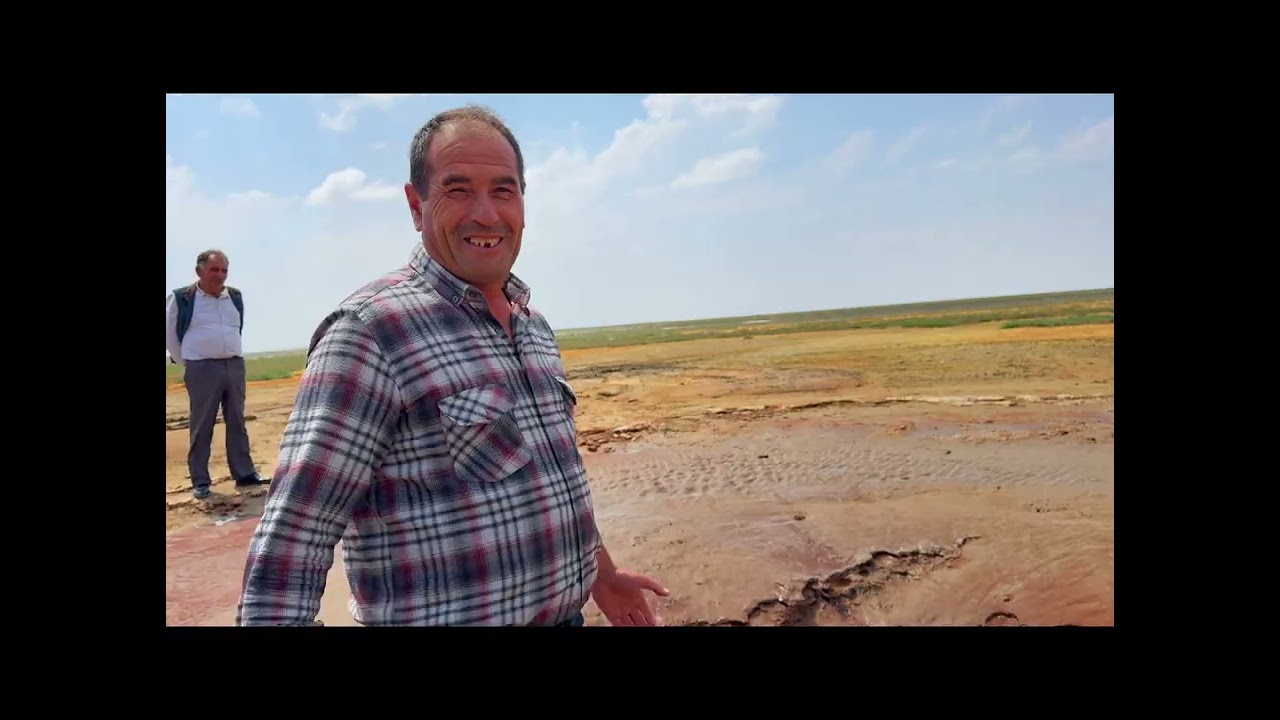 AKSARAYDA TARLANIN ORTASINDAN ÇIKAN SU ! BELİRLİ SÜRE FIŞKIRIYOR BELİRLİ SÜRE ÇEKİLİYOR