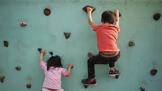 Probando la escalada para niños