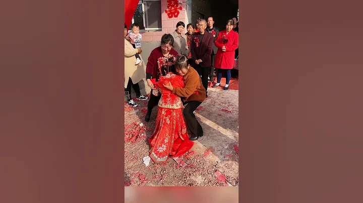 婚禮當天感動一幕，懂事的新娘跪拜感恩老父親 - 天天要聞