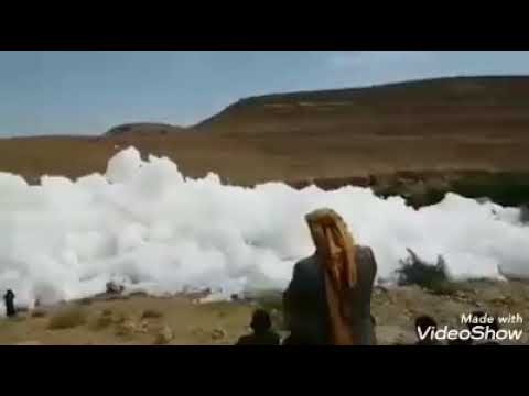 سقوط سحابه من السماء على أحد قرى اليمن شوف حجمها ضخم
