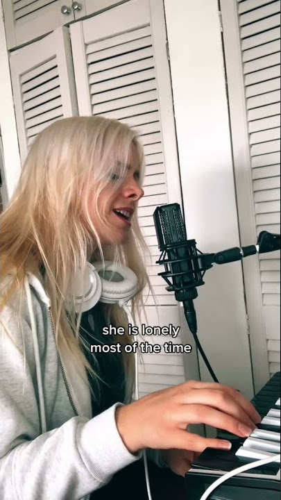 Cover Chloe Adams - She Used To Be Mine