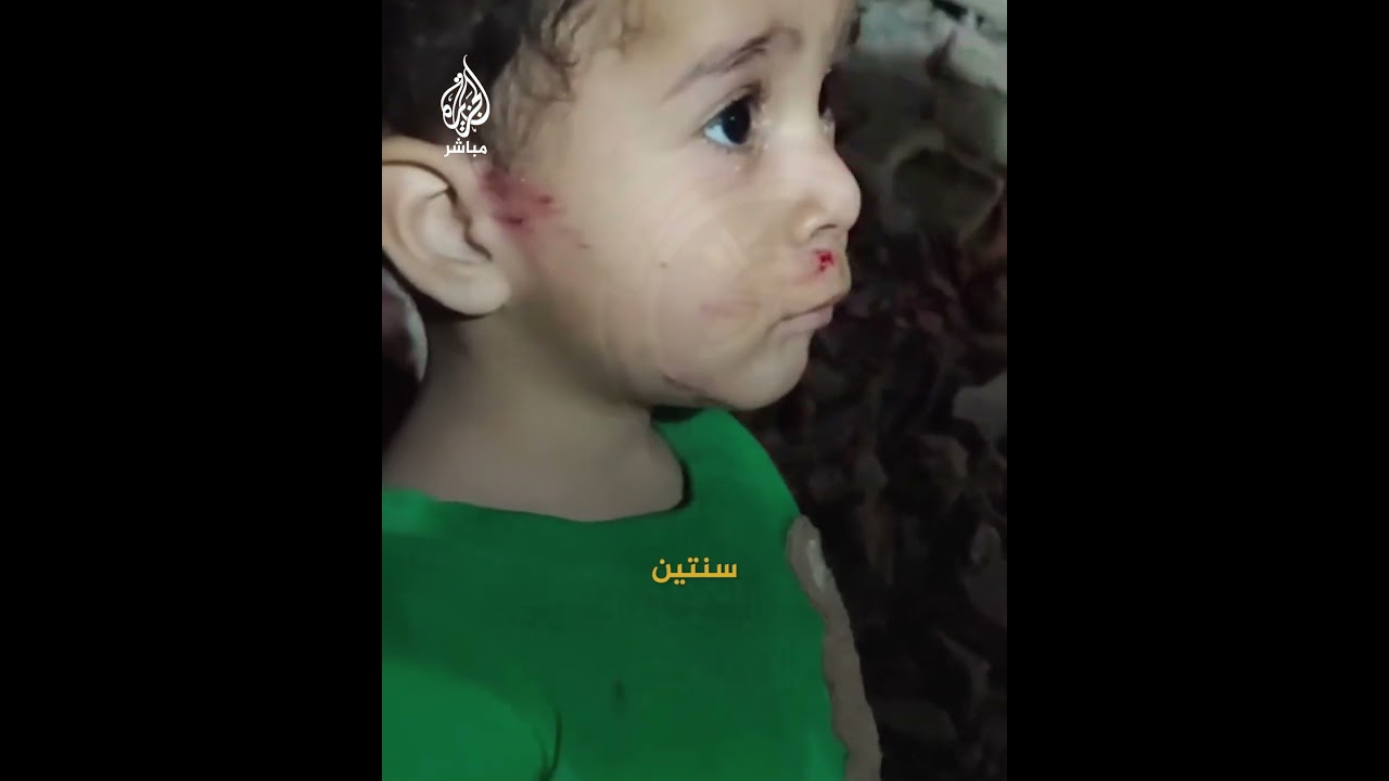 لحظة إخراج طفل من تحت أنقاض قصف إسرئيلي