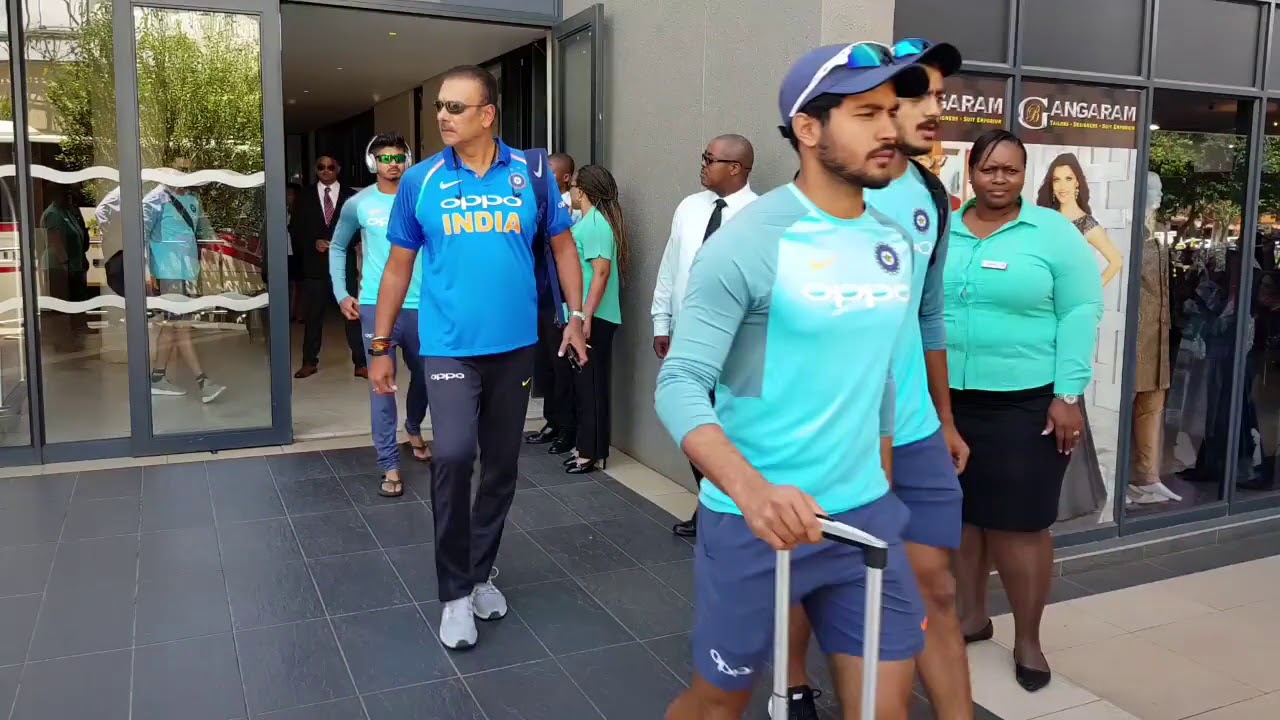 INDIAN CRICKETERS ENTERING HYDERABAD RAJIVGANDHI AIRPORT