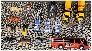 Mengotori Mainan Truck, Excavator, Ultraman, Hewan singa, Kudanil, Truck pasir, molen, Mobil Polisi