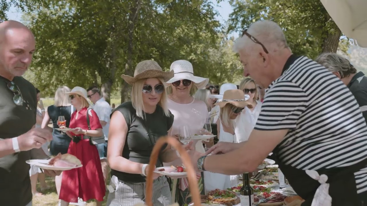 Pjenušavi doručak u vinogradu