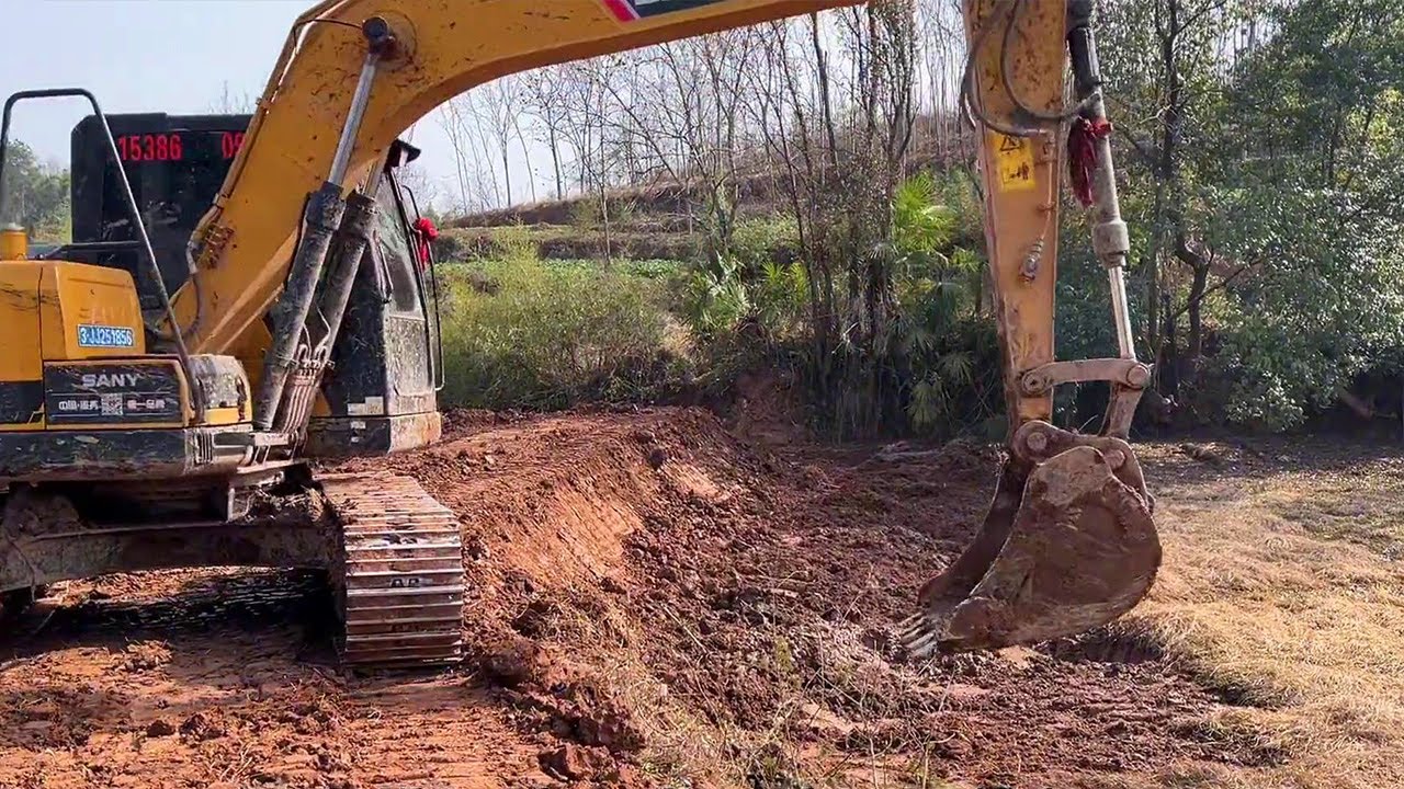 五十多歲的老魚塘，雜草叢生，淤泥竟然這麼深#棒棒哥帶你開挖機