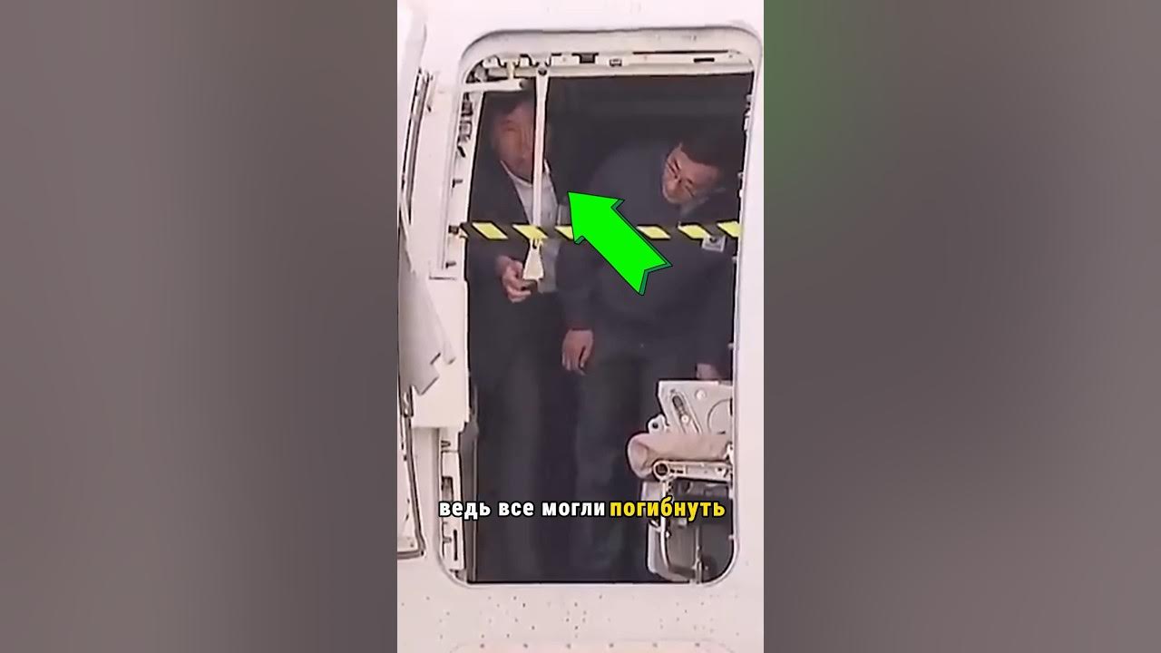 Мужчина открывает дверь. Парень за дверью. Мужчина в дверях. Парень у двери. Силуэт в дверном проеме.