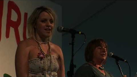 Linda Griffiths & Lisa Healy - "Tra Bo Dau" [Live at Smithsonian Folklife Festival 2009]
