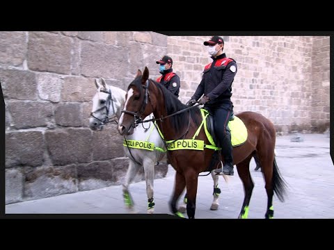 Atlı Polislerden Sigara ve Maske Denetimi