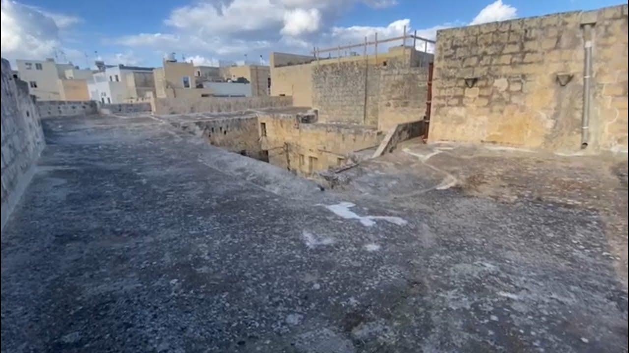 ZEBBUG - 4 BEDROOM - UNCONVERTED HOUSE OF CHARACTER