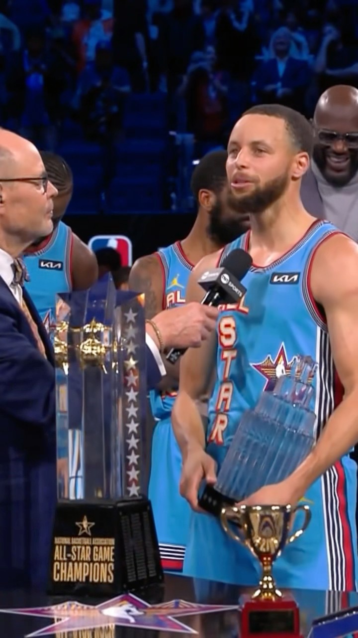 Steph Curry accepts the #NBAAllStar Kobe Bryant MVP trophy #KiaAllstarMVP