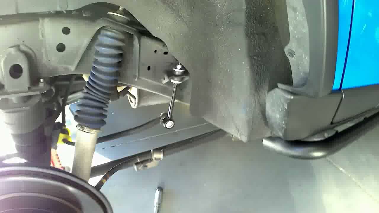 Upgrading and replacing the front and rear sway bar links on my 2007 FJ