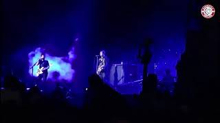 Tom DeLonge performs the intro of Sweet Child O'Mine live - blink-182