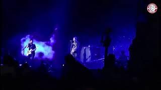 Tom DeLonge menampilkan intro live Sweet Child O'Mine - Blink-182