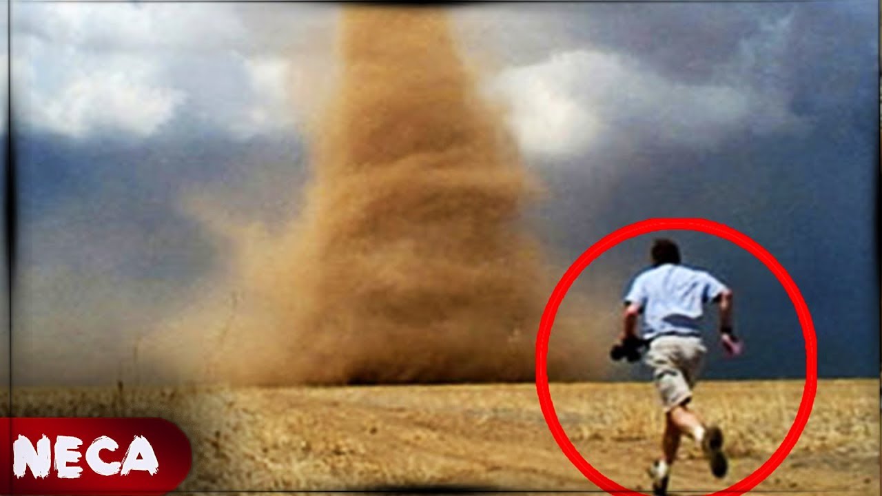 торнадо засасывает людей. торнадо засосало вертолет. люди попали в смерч. люди попали в смерч. песчаные торнадо торнадо.