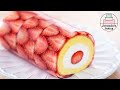 딸기 롤케이크니까 딸기로 말아주어야 합니다 /Should roll the Strawberry Roll cake with strawberries.