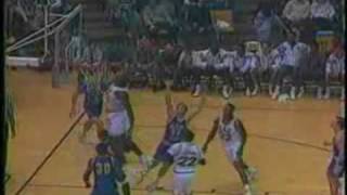 Shaq jumps over the defender's head and dunks (LSU)