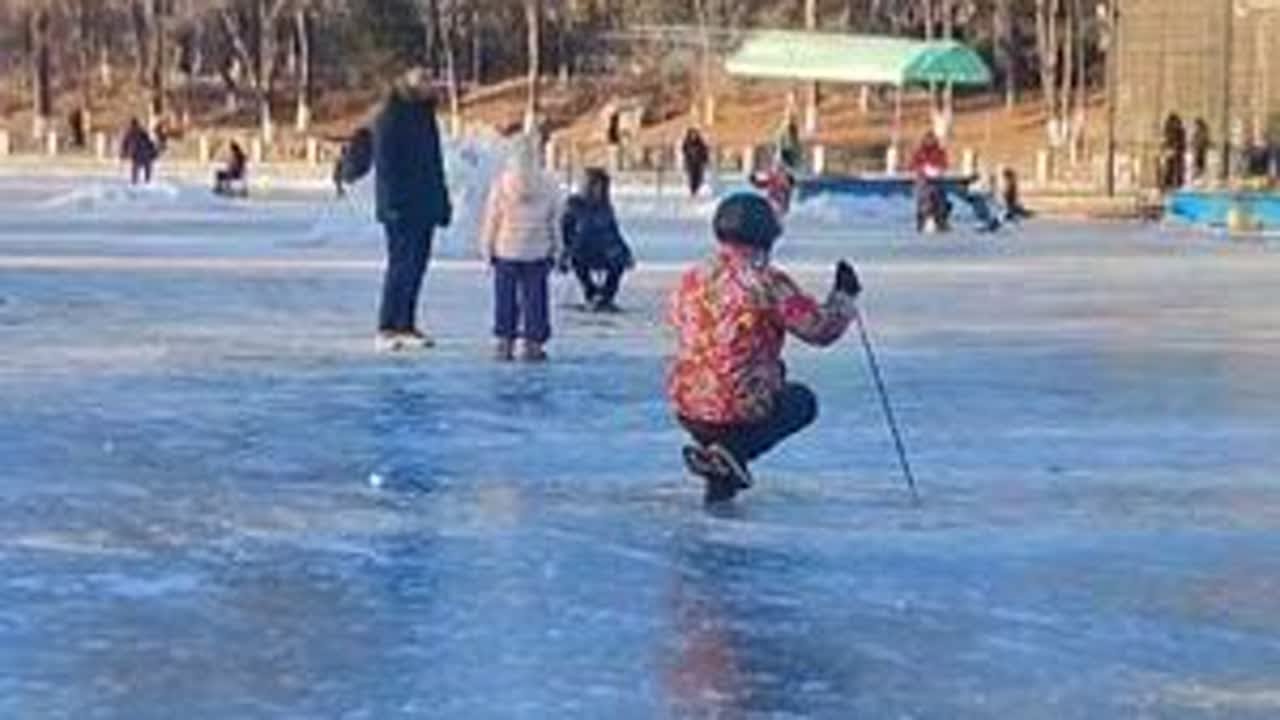 抚顺劳动公园冬季有很多活动，冬泳、滑冰，有个花棉袄大爷模仿关羽单刀赴会，老拉风了😅这个冰能有多厚呢？