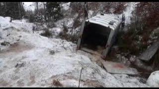 Hästtransport i olycka – rasade ner i en ravin