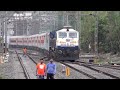 VERY CLEAN & SHINING TRAIN ! Bengaluru Mumbai Udyan Express Curves & Speeds Briskly Through Neral !!