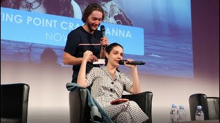 Adelaide Kane et Toby Regbo jouent à un jeu