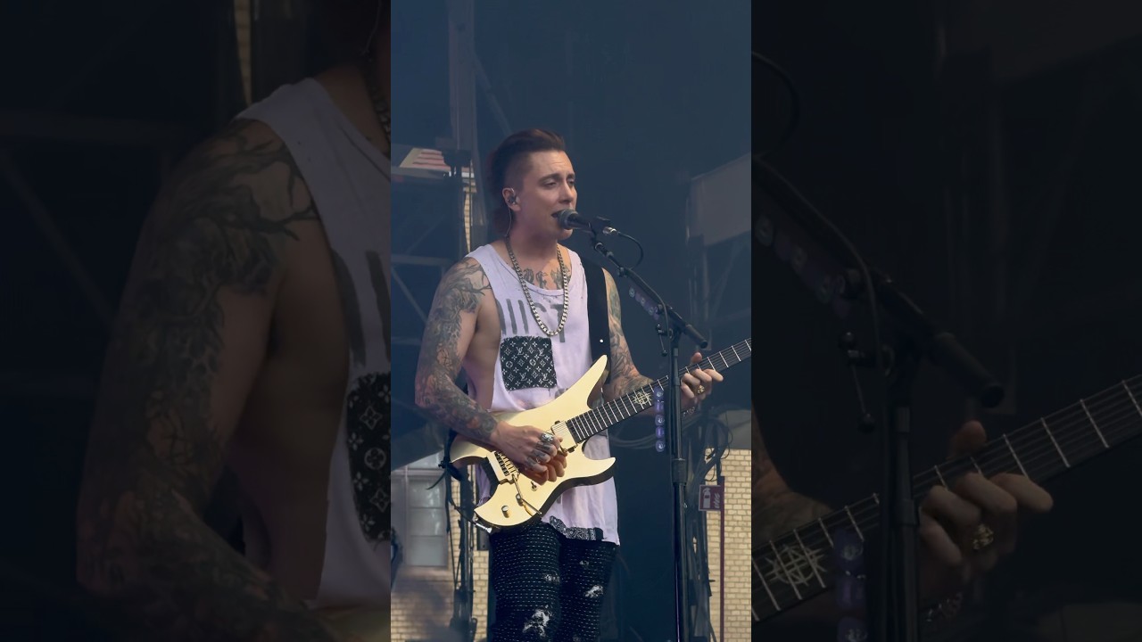 Synyster gates got jokes😂 