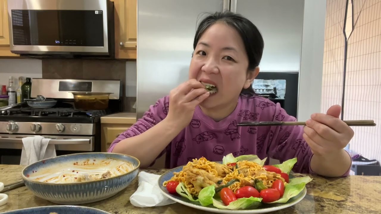 Em mời cả nhà mình ăn mỳ chộn với chân gà với em nhe 💕💕💕