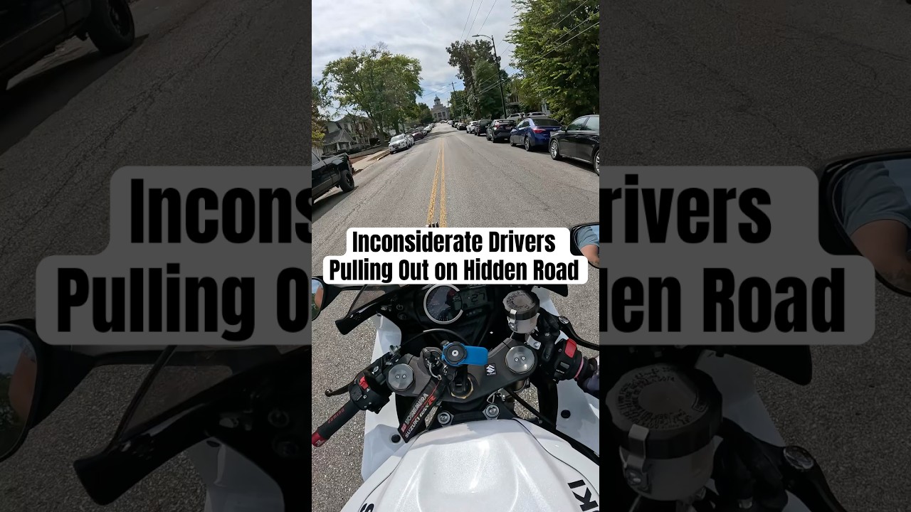 Невнимательные водители выезжают на скрытую дорогу