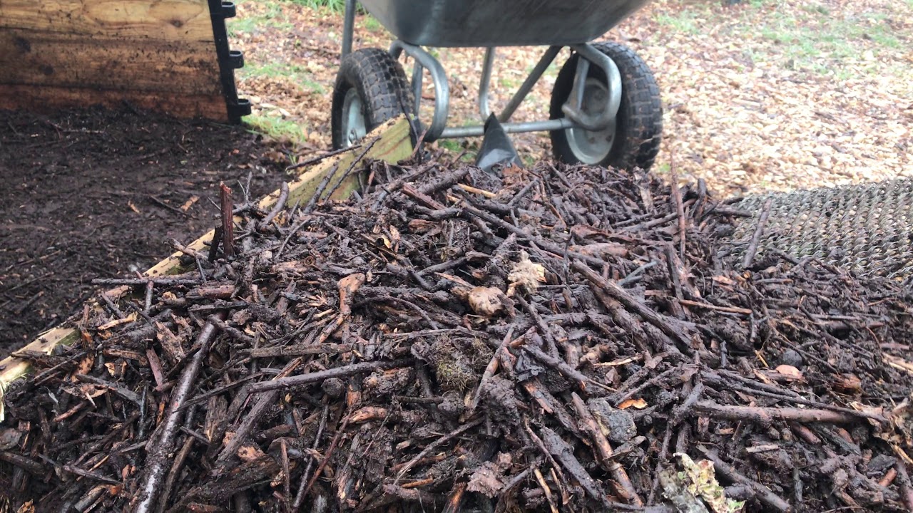 Tamisage et remise en compostage des éléments grossiers.