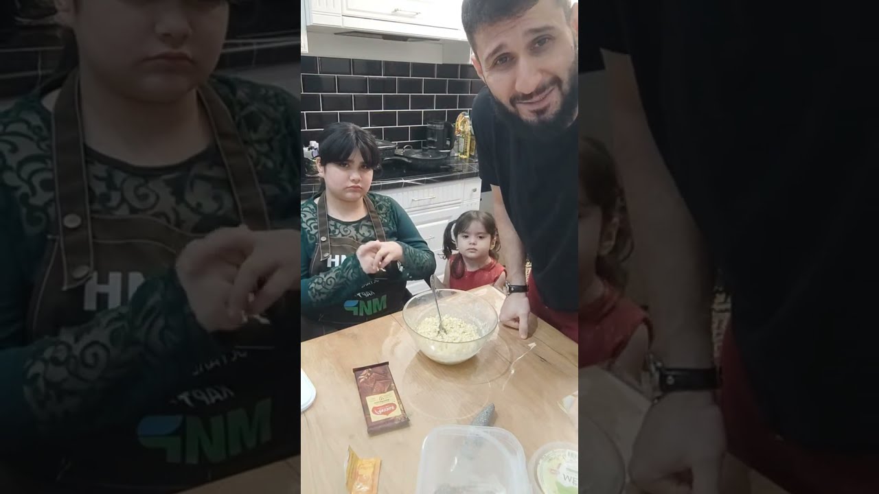 Готовим весело всей семьей оладушки)) 