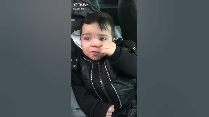 bambino si arrabbia e fa il gesto con la mano italiano