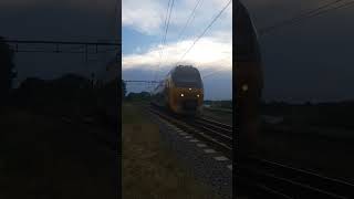 VIRM rijd langzaam over spoorbrug Weert.