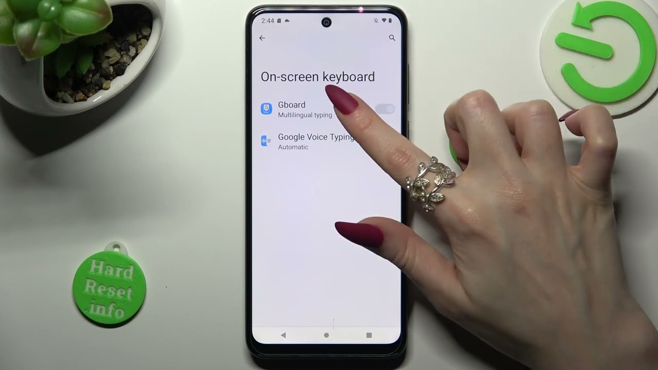How to Enter Text Correction Options on MOTOROLA Moto G13