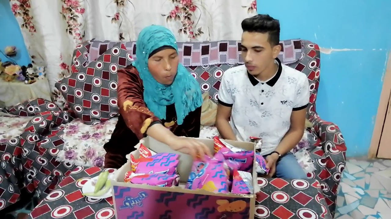 تحدي اكل كرتونه شيبسي عائلي بين حلميه وطارق والعقاب ناااااار