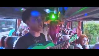 Pengamen di Bus Lagu Ibu lucu - kau mengandung melahirkan mengandung lagi melahirkan lagi